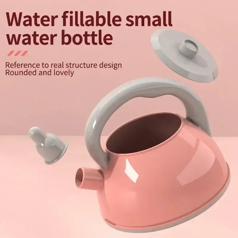 Pinkes, mit Wasser befüllbares Fläschchen in Kannenform mit grauem Griff und Deckel aus dem Set für Küchenzubehör zum Spielen, Kochspielzeug für Kinder.