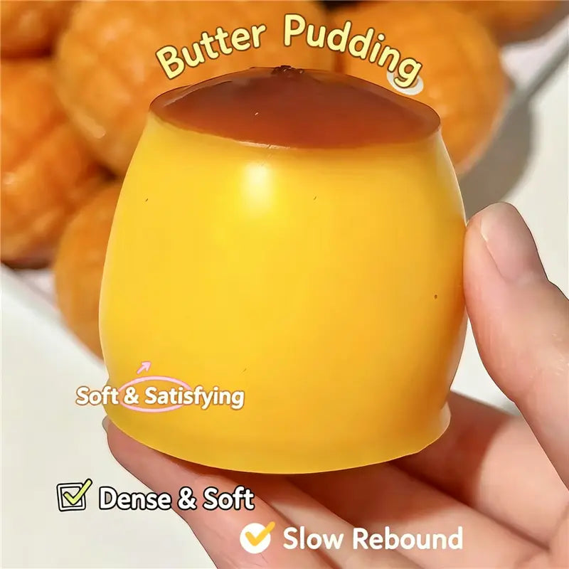 Un jouet sensoriel de type balle anti-stress en forme d’arachide jaune vif et très expressif, avec une couche supérieure brillante couleur ambre évoquant un dessert type crème au beurre
