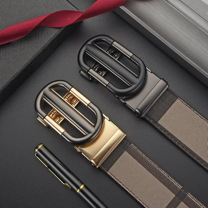 Ceinture en cuir à motif à carreaux pour homme, avec une boucle automatique noire et dorée et une lanière en tissu à motif à carreaux beige et brun.