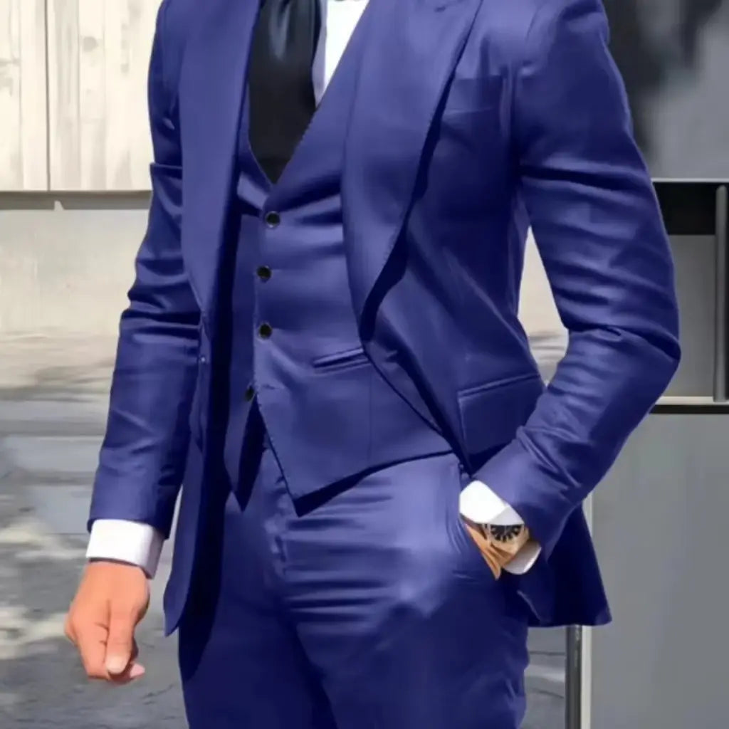 Costume pour homme, avec un smoking trois pièces bleu royal, une coupe ajustée, un ajustement du tour de poitrine et un type de fermeture par boutons noirs.