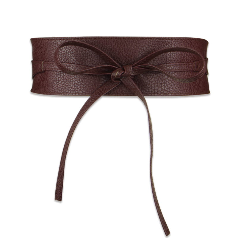 Ceinture large en cuir marron à nœud papillon noué pour femmes, avec une surface texturée et un nœud noué au centre.