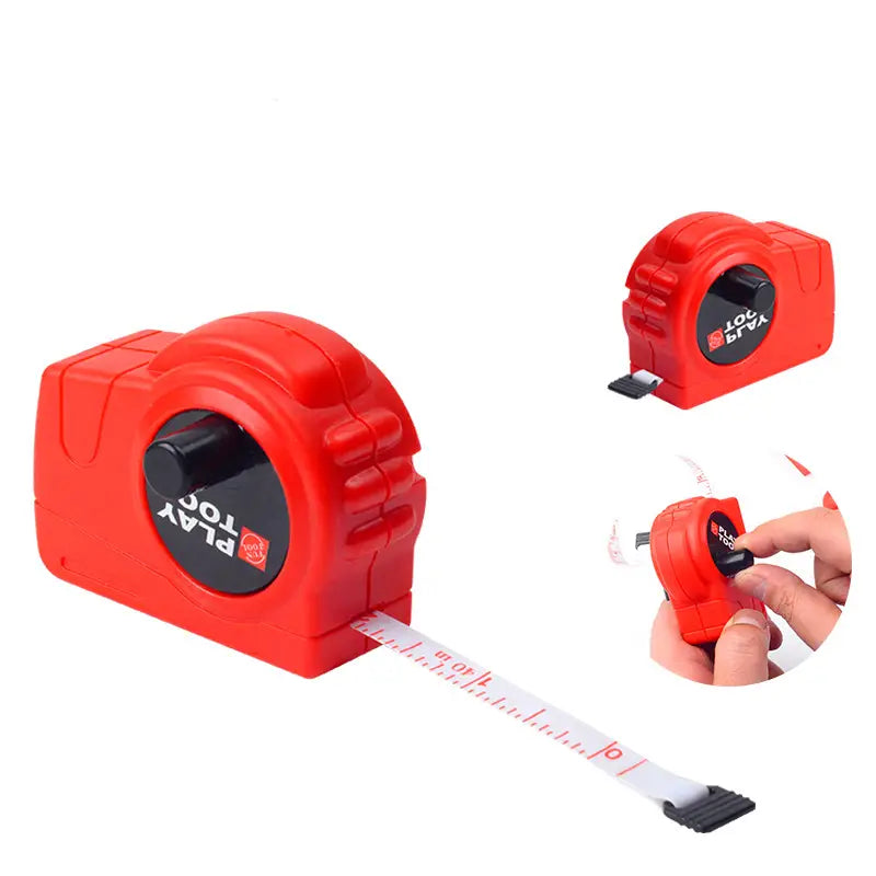 mètre ruban en plastique rouge avec bouton noir et bande de mesure blanche inclus dans un ensemble de jouets d’outils pour enfants avec perceuse électrique et établi.