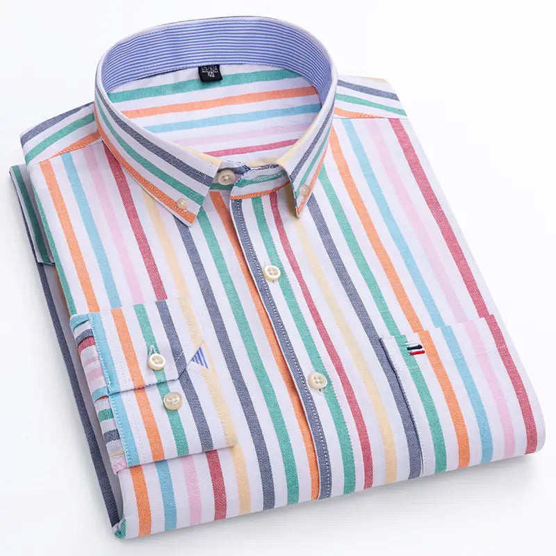 Chemise oxford à carreaux en coton, grande taille pour homme, pliée avec soin, présentant des rayures verticales multicolores éclatantes dans des tons pastel de rose, bleu, vert, orange et blanc, avec un col classique et une poche poitrine.