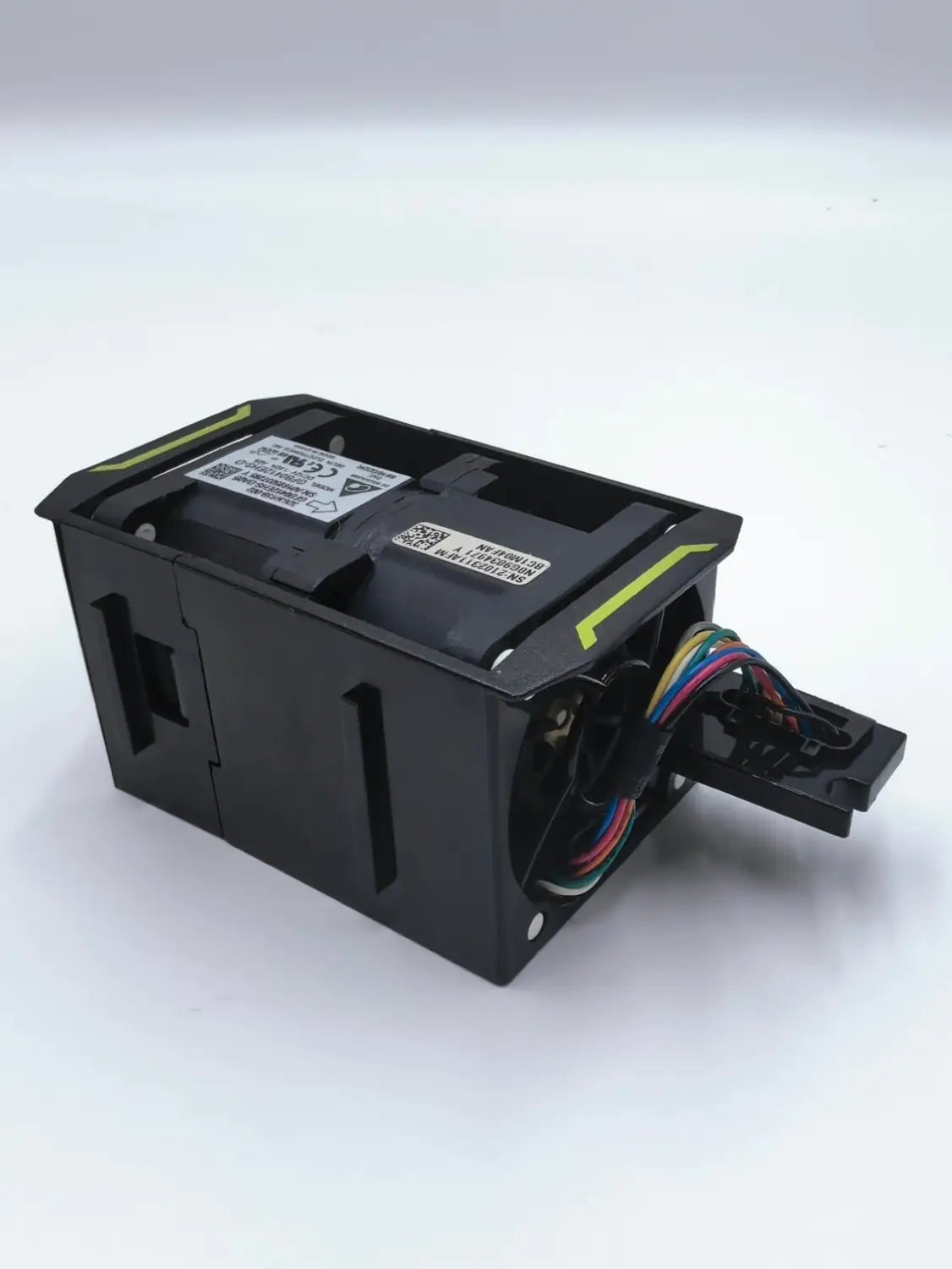 Module électronique de ventilateur de soufflerie Delta 20000 tr/min en plastique noir avec bandes d’accent jaunes et câblage multicolore apparent.
