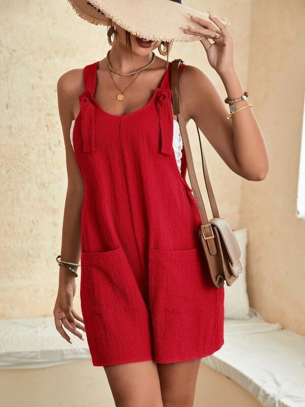 Damen-Lässiger Sommer-Jumpsuit ohne Ärmel mit Bindeträgern, gefertigt aus rotem Strukturstoff, mit gebundenen Trägern an der Schulter und Fronttaschen.