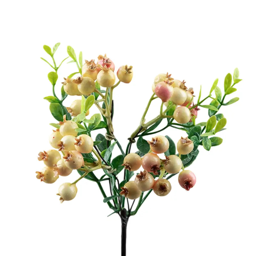 Branche artificielle de fleurs de baie simulées avec des grappes de baies moussues jaune pâle et rosâtres, des feuilles vertes et une tige sombre, pour la décoration de la maison et des mariages.