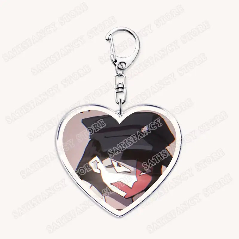 Herzförmiger Anime-Herz-Acryl-Schlüsselanhänger mit silberfarbenem Metallrahmen und Clip mit einer Illustration eines schwarz-weißen-roten und pinkfarbenen Anime-Stil-Charakters, ideal für Gamer-Geschenke.