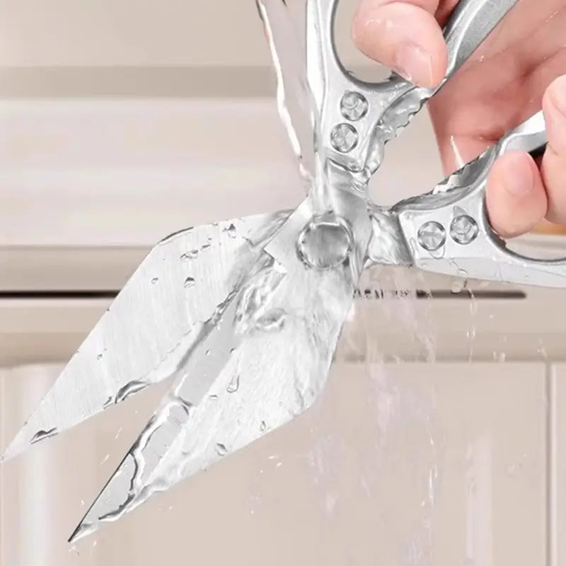 Silberne Edelstahl-Multifunktionsküchenscheren mit schlankem, ergonomischem Design und verstärkten Schraubverbindungen.