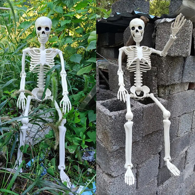 関節のある白いプラスチック製ハロウィーンのスケルトン装飾で、黒く塗られた目のくぼみを有する。