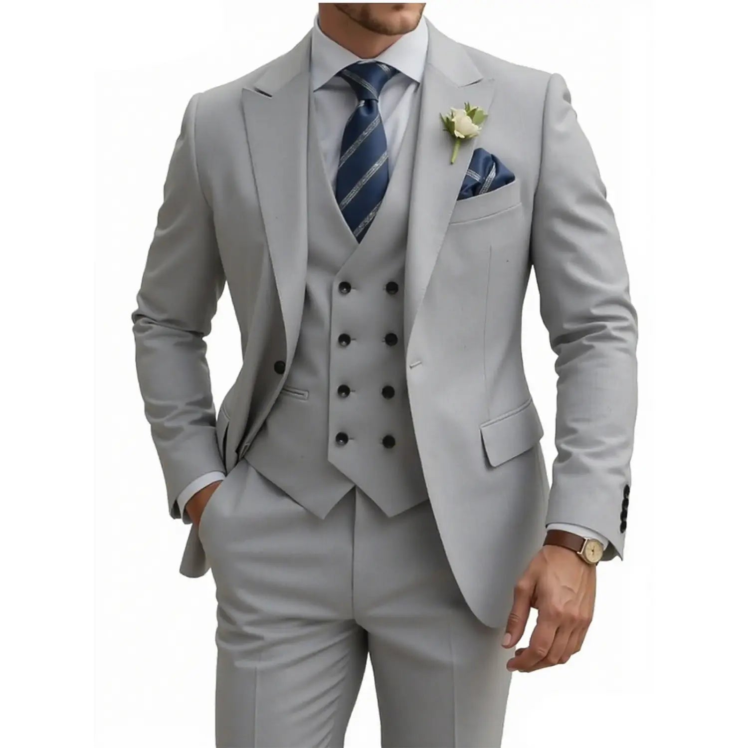 Costume trois pièces beige pour hommes en coupe croisée double boutonnage, avec un gilet gris clair taillé et un pantalon assorti, rehaussés d’une cravate à rayures bleu marine et d’un mouchoir de poche