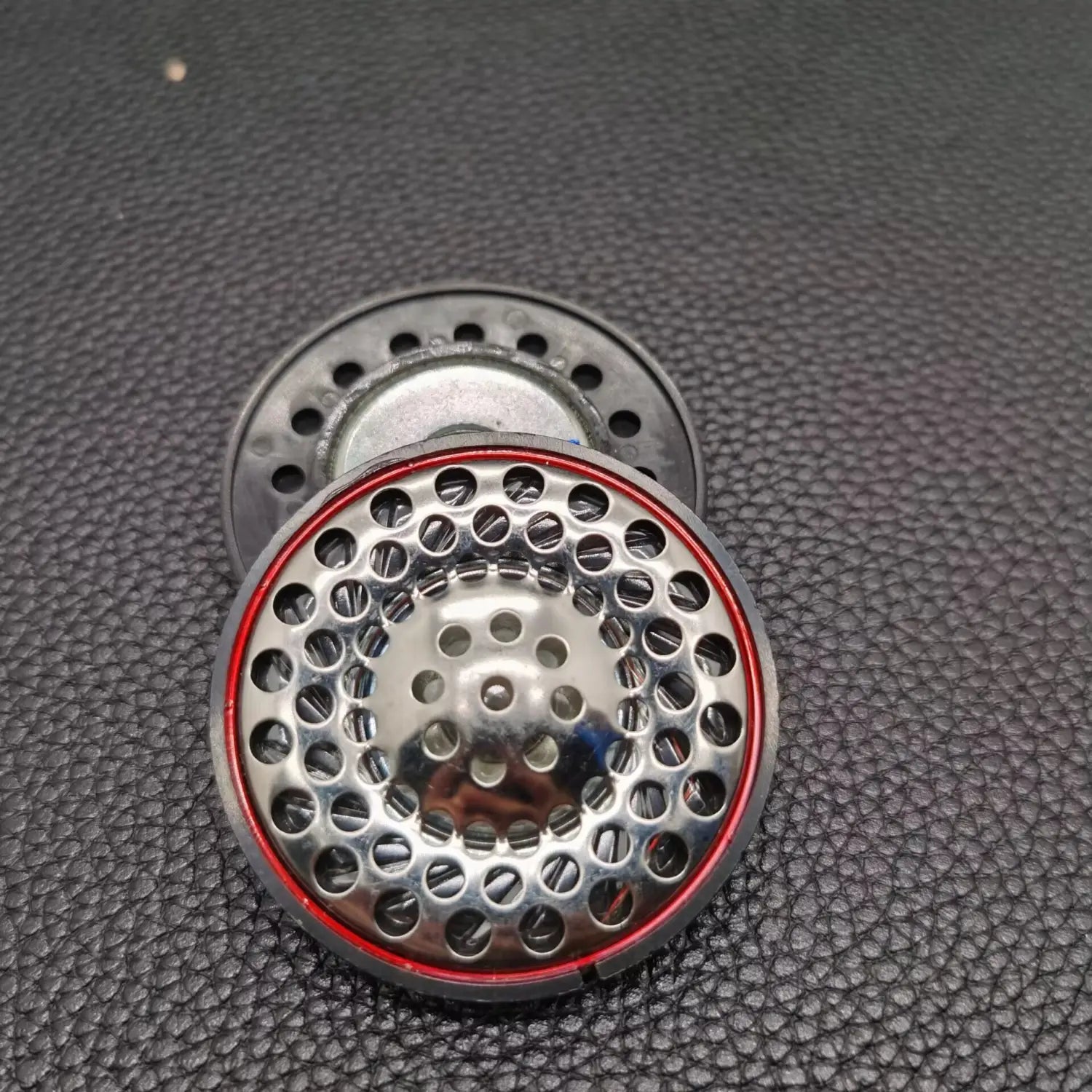 Rejilla circular de malla metálica plateada con junta de goma roja para reemplazo de los altavoces del auricular Ath-ad900x.