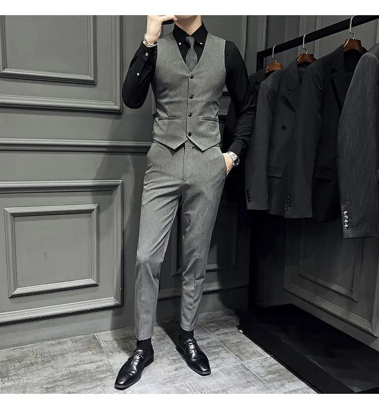 Ensemble de costume slim fit pour homme gris texturé, comprenant une fermeture par bouton noire et 9 pantalons courts à la cheville avec pantalon assorti.