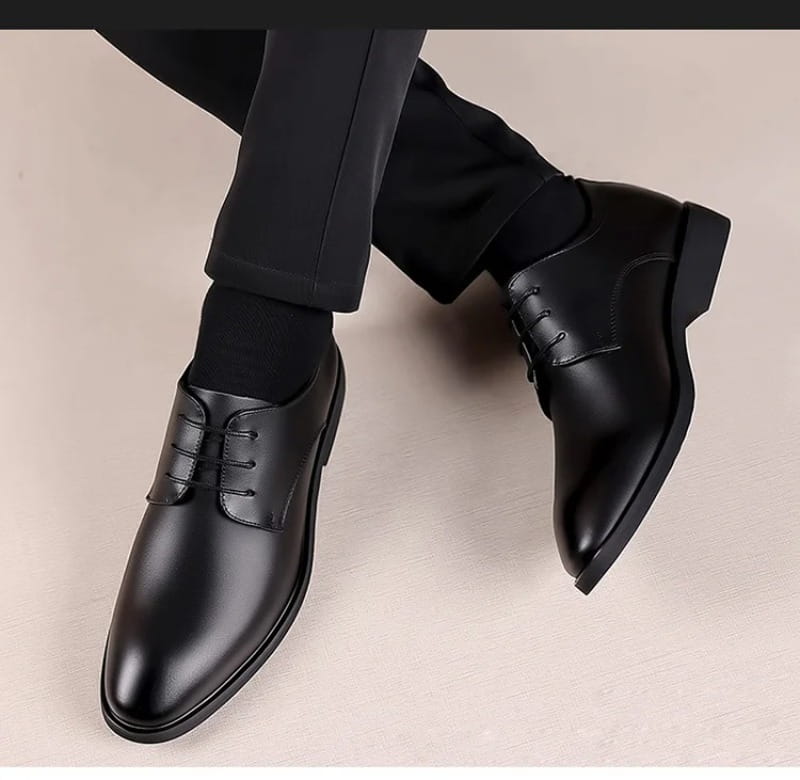 Schwarze geschnürte Kleiderschuhe aus Leder mit poliertem Finish und klassischem Design für die Kollektion „Herren-Oxford-Kleiderschuhe aus weißem Leder“.
