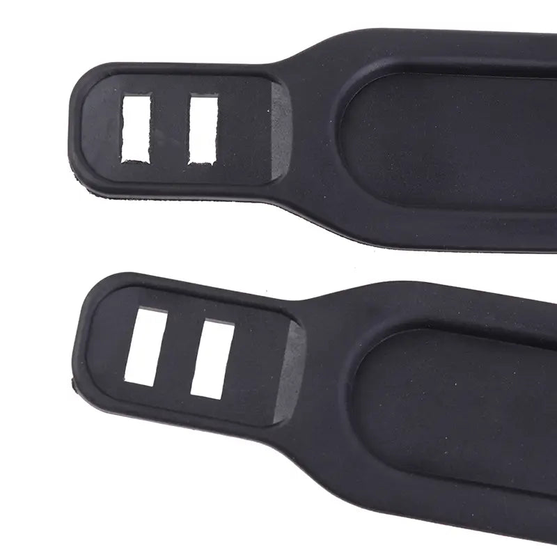 Paire de sangle de pédale de vélo d’exercice en caoutchouc noir avec deux découpes rectangulaires à l’extrémité
