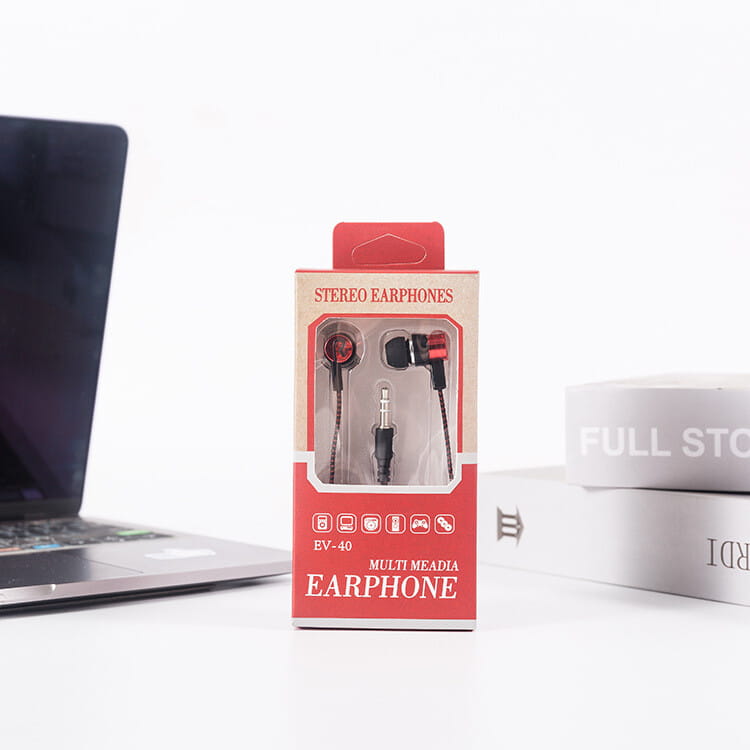 Verkabelte In-Ear-Kopfhörer mit Mikrofon, 3,5 mm, mit roten und schwarzen EV-40 Stereo-Ohrhörern in einer transparenten Kunststoffverpackung mit roter Kartonrückseite.