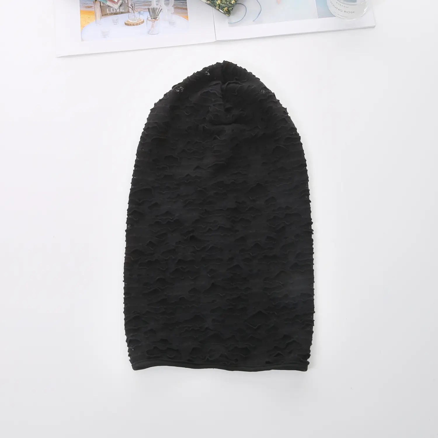 bonnet en tricot noir texturé avec surface duveteuse douce et bords légèrement effilochés, conçu pour compléter un masque de momie à capuche en résille déchirée pour un cosplay d’Halloween