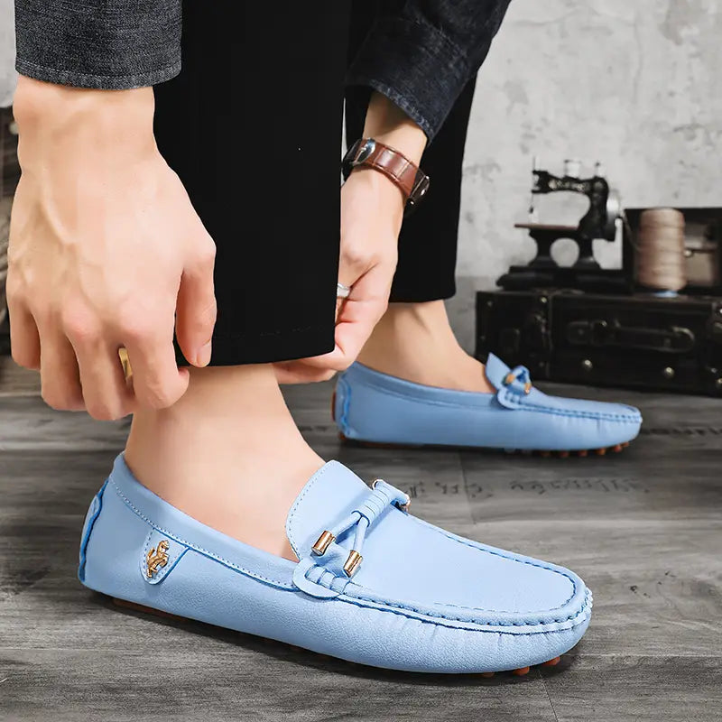 Les chaussures à enfiler habillées en cuir se portent sans effort avec des chaussures décontractées en cuir bleu clair, avec des accents métalliques ton or et des détails de gland décoratif.
