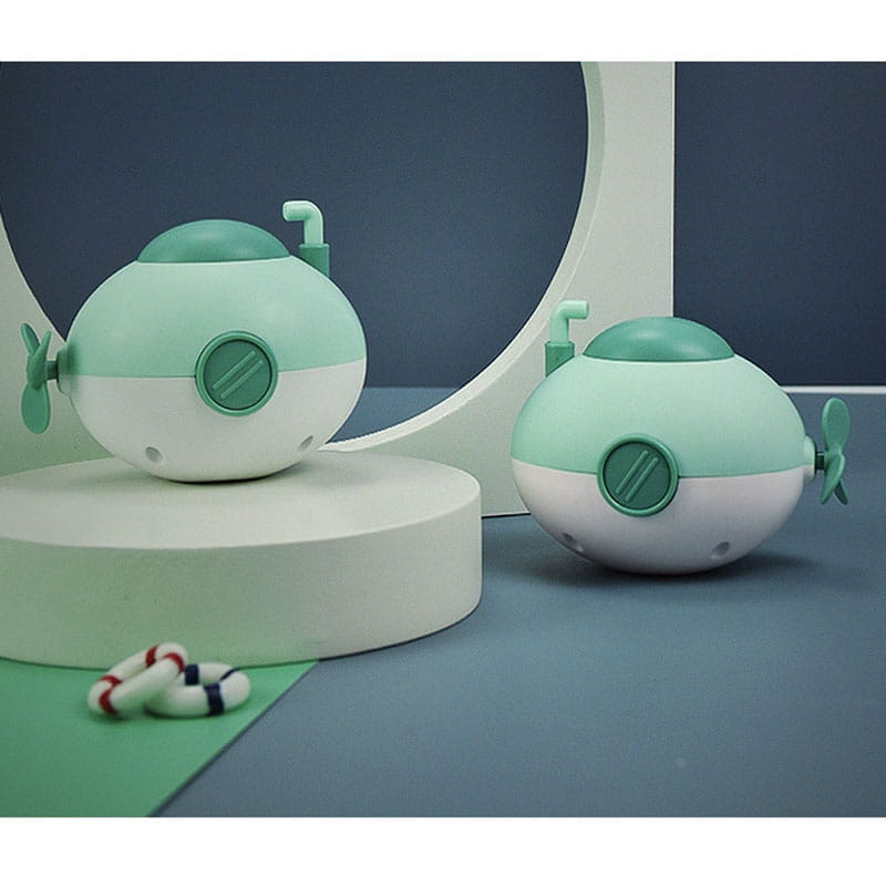 Minzgrünes und weißes Kunststoff-U-Boot-Design für Babys mit kleinen Propellern an jeder Seite.