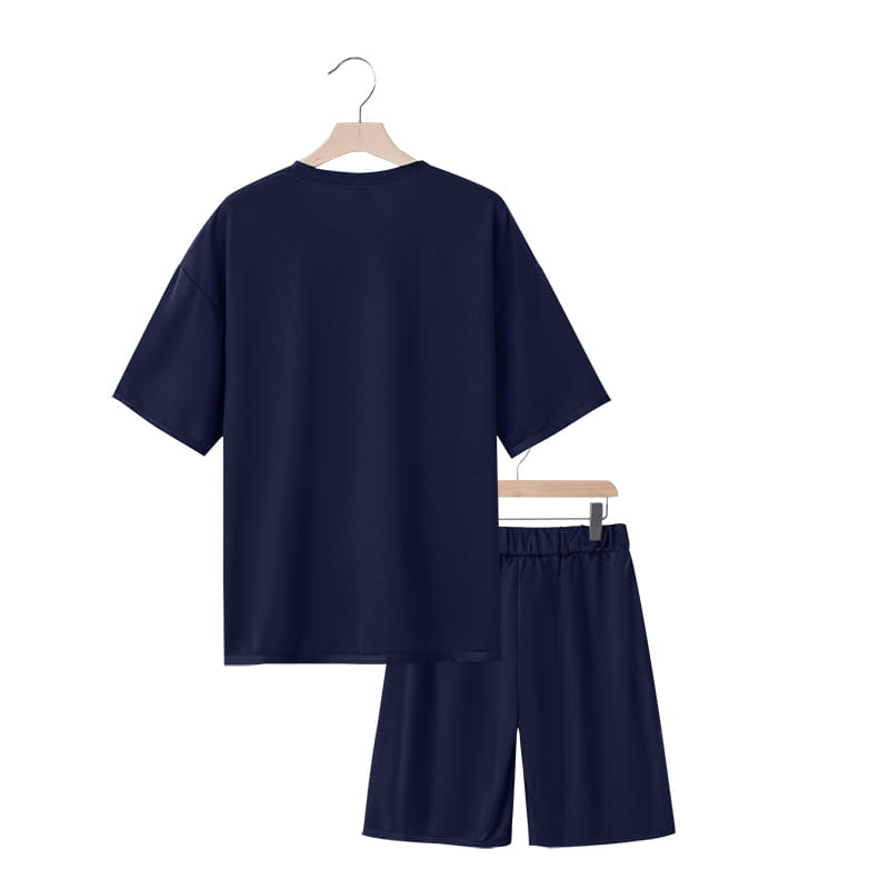 Conjunto para hombre de camiseta de manga corta en algodón azul marino y pantalones cortos a juego para un atuendo de verano casual.