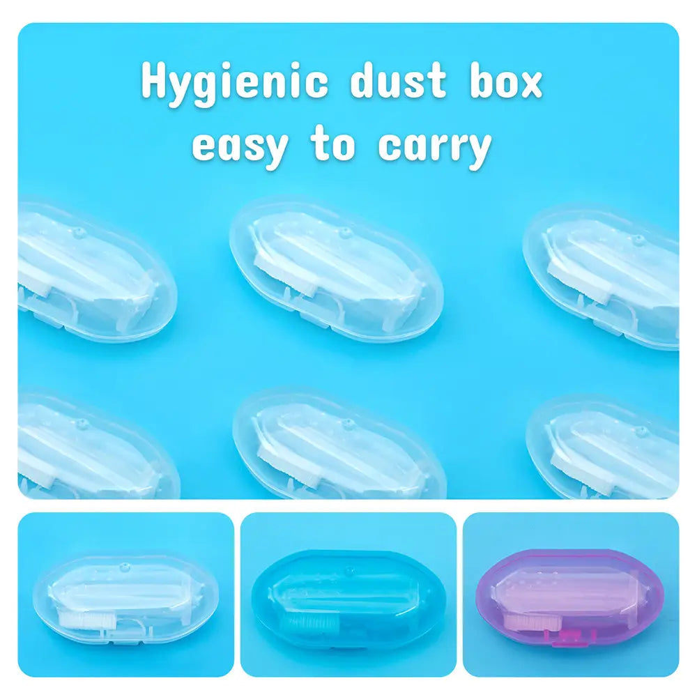 Transparente Kunststoff-Hygienebox gegen Staub mit scharnierendem Deckel und internem Fach für eine BPA-freie Silikon-Babysfingernzahnbürste, erhältlich in klarem Blau oder Violett.