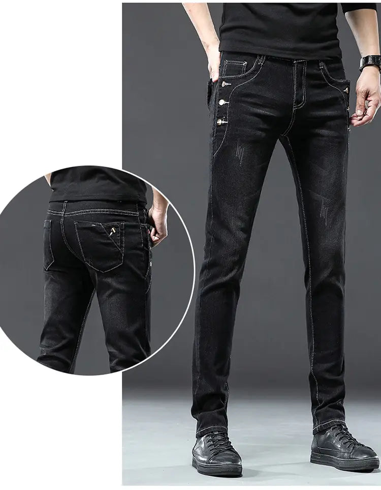 Jeans slim en denim extensible vintage pour hommes, lavage gris, avec denim noir et finitions d’usure discrètes, ainsi que des détails de surpiqûres blanches.