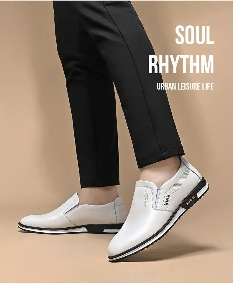 Zapatos de conducción casuales de cuero para hombre tipo slip-on en cuero blanco, con detalles en negro, que presentan un diseño moderno y elegante.