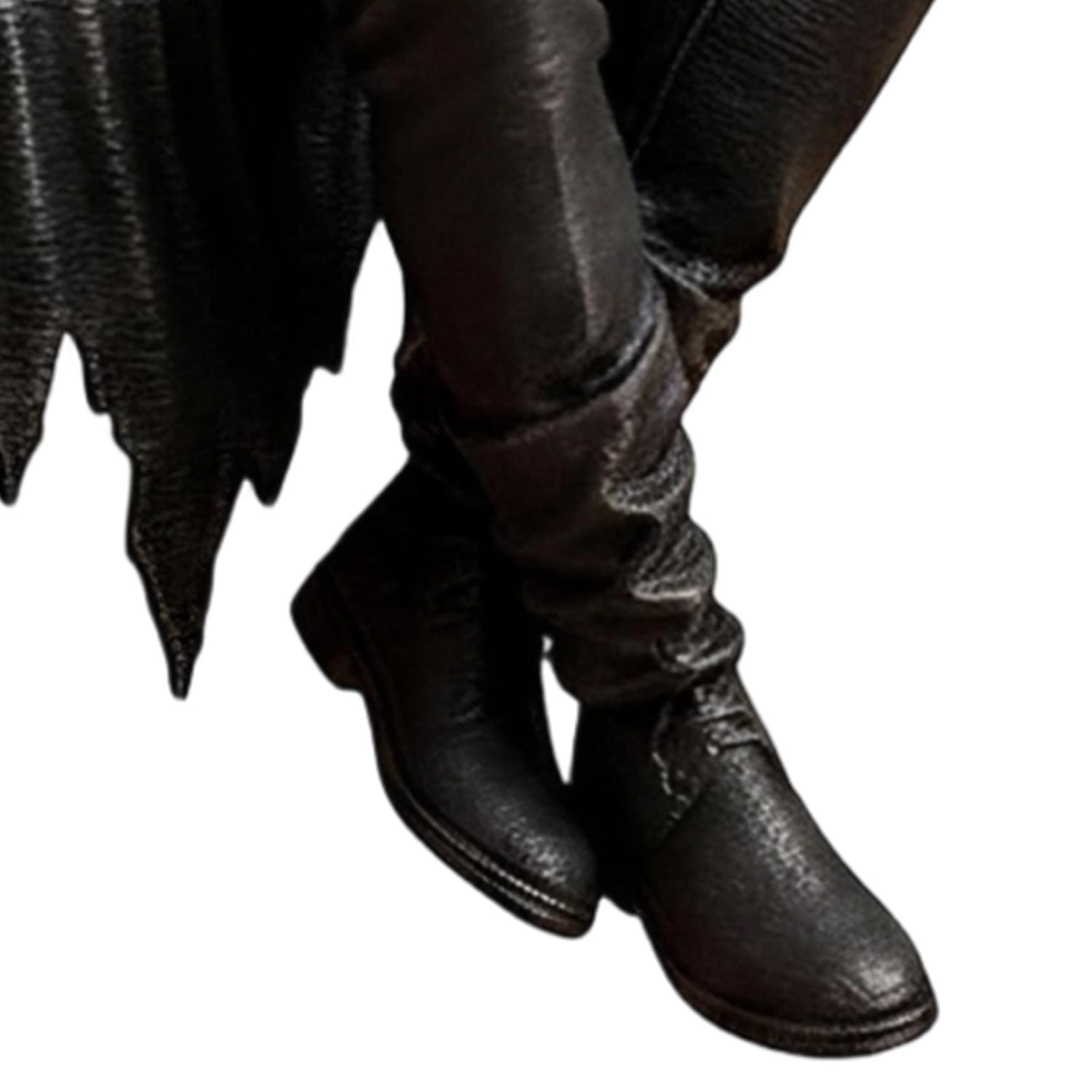 schwarze Lederschuhe mit strukturierter, leicht glänzender Oberfläche und klassischem Design, dargestellt an einer Gothic-Leserfigur der unheimlichen Bücherregal-Statue
