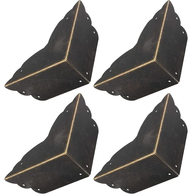 Protectores de esquinas de metal con acabado en bronce antiguo para muebles y mesas, con bordes ondulados y orificios pretaladrados para una instalación sencilla.