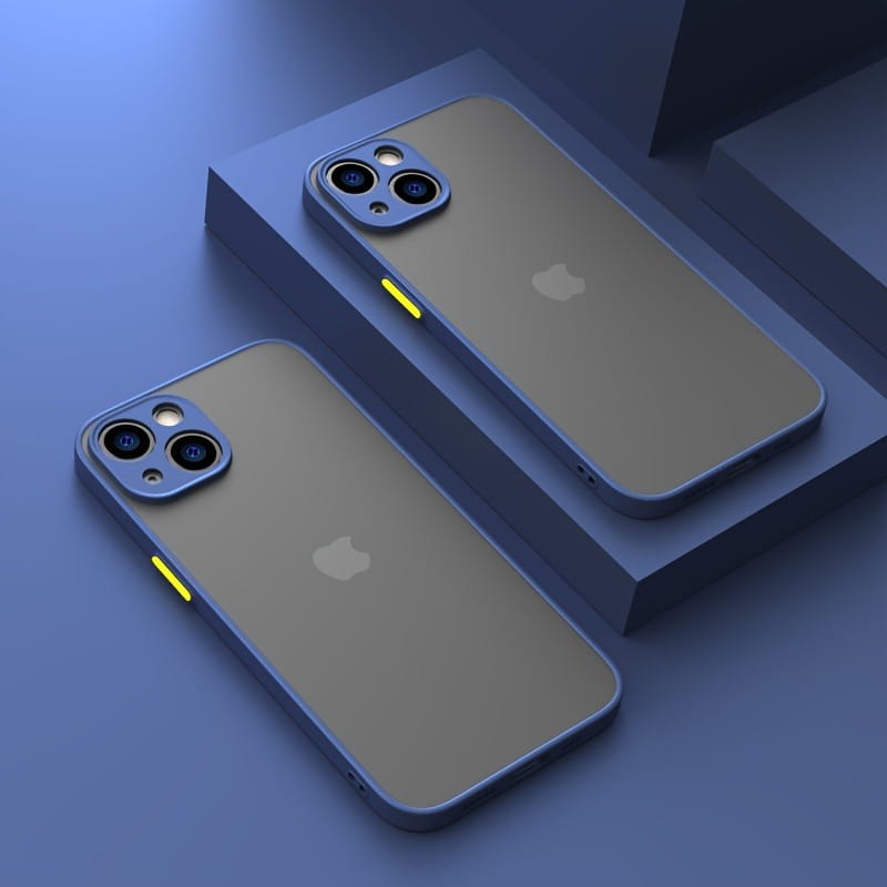 Carcasa transparente para iPhone con armadura translúcida resistente a impactos, que muestra el reverso con un diseño azul transparente y una sutil franja de acento amarilla a lo largo del lateral.