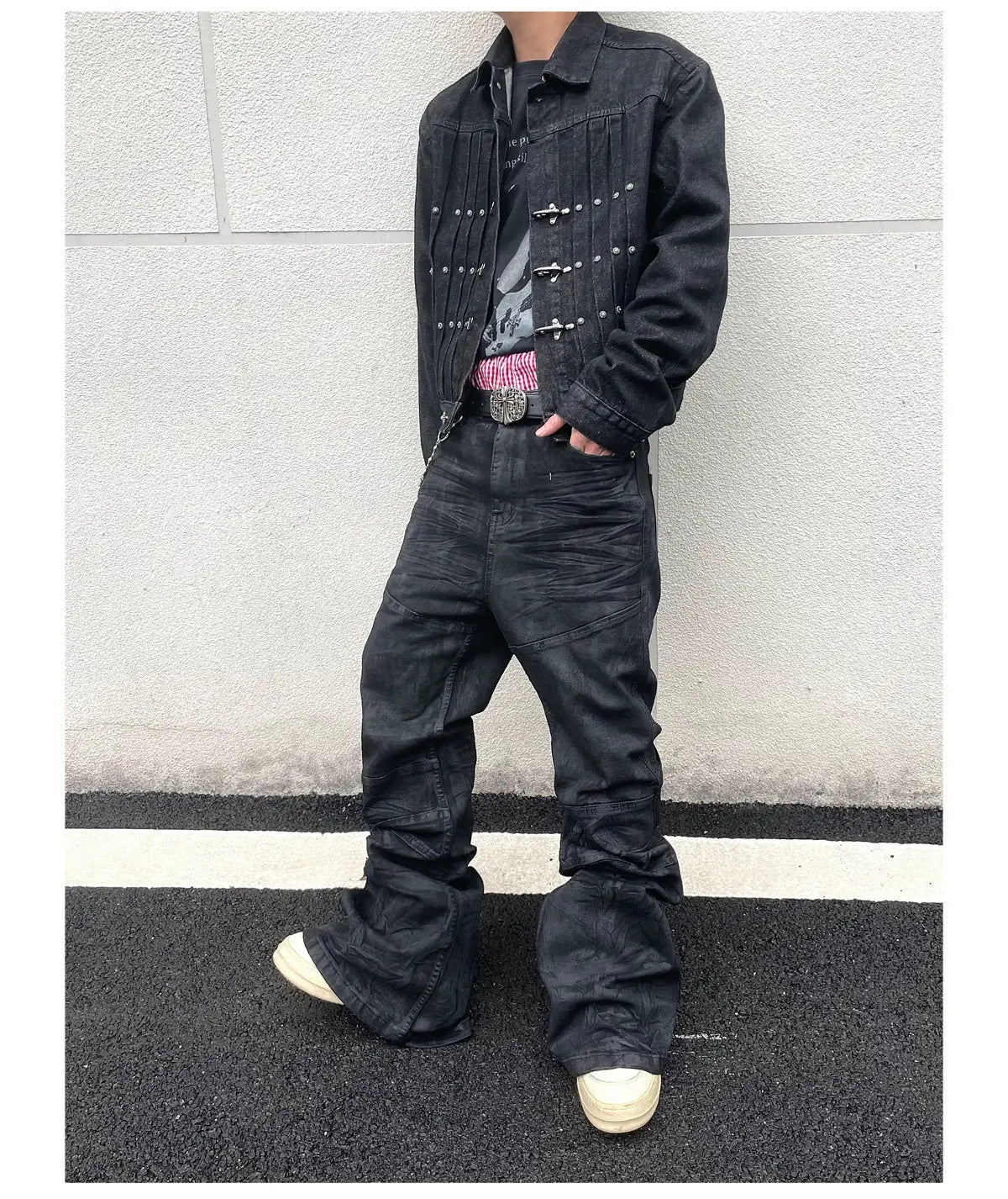 Veste en denim noire avec des clous décoratifs argentés et des fermetures à pression, associée à des jeans empilés en denim noir Y2k vintage pour hommes.