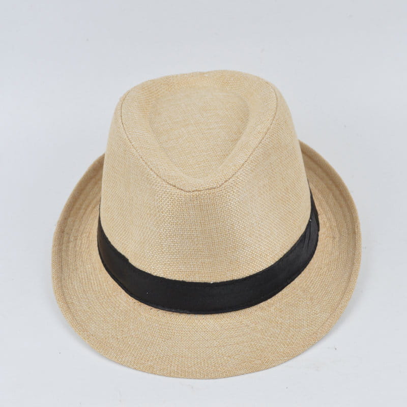 Sombrero fedora beige tejido para hombre hecho de paja con banda de raso negra.