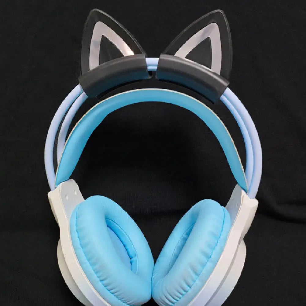 Casques supra-auriculaires bleu clair et blanc avec attaches d’oreilles de chat en silicone noir.