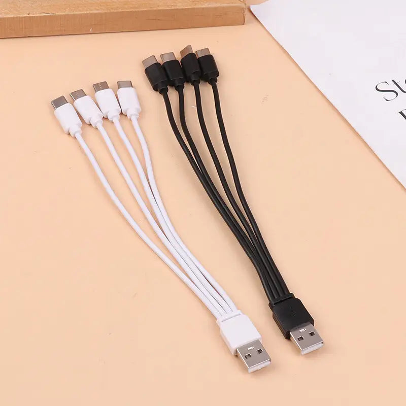 白色および黒色のusb aコネクタを備えた、2本入りの急速充電4in1 usb c充電ケーブルセット。多用途の充電に対応します。