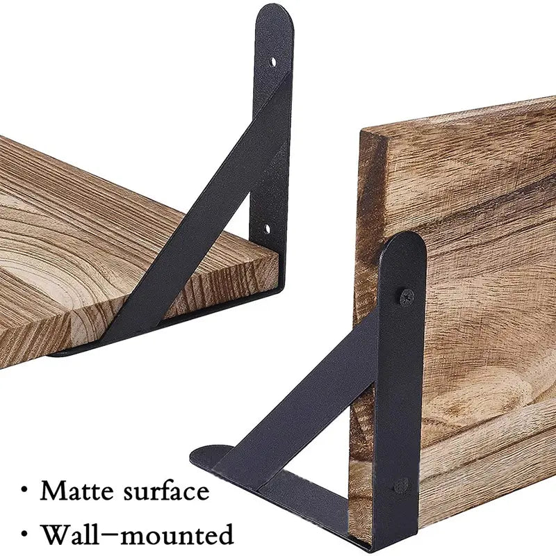 Des supports muraux en métal à finition mate noire soutenant des étagères murales flottantes en bois, formant un rangement, servant d’élément décoratif dans un salon.
