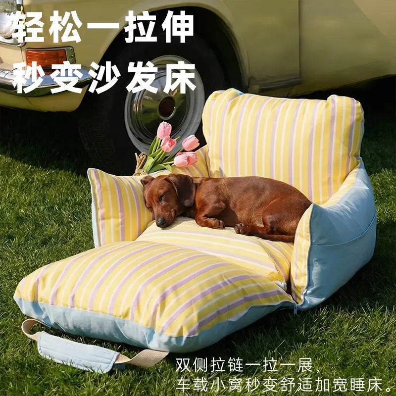 Canapé-lit pour animal convertible à rayures jaune et bleu clair, avec un teckel reposant dessus, conçu comme un petit siège de voiture pour chien et un lit de voyage pour petits chiens.