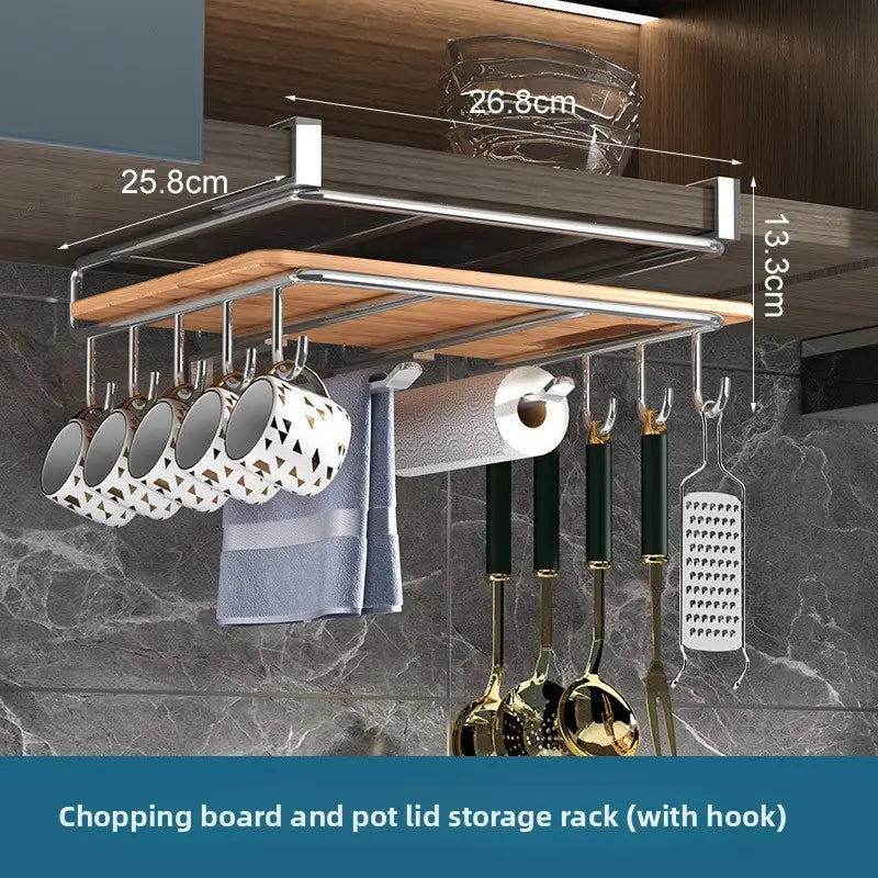 Organisateur de cuisine à fixer sous le plan de travail avec étagère en bois, comprenant un rangement pour planche à découper en bois et acier inoxydable ainsi qu’un espace de rangement pour couvercles de casseroles, avec des crochets.