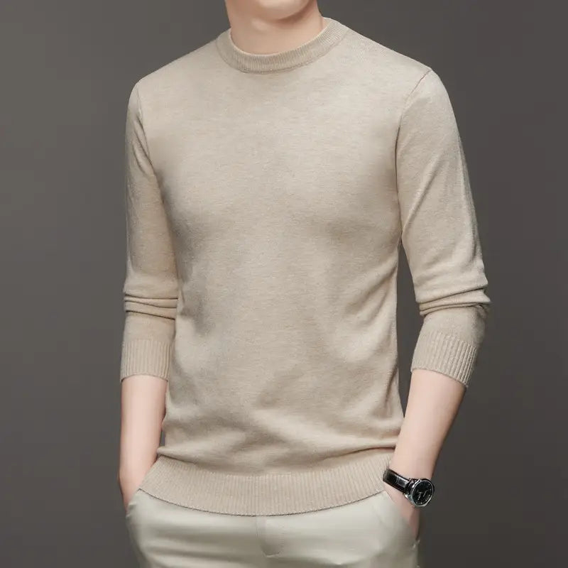 Klassischer Herren-Strickpullover mit Rundhalsausschnitt aus Beige mit gerippten Bündchen und Saum.