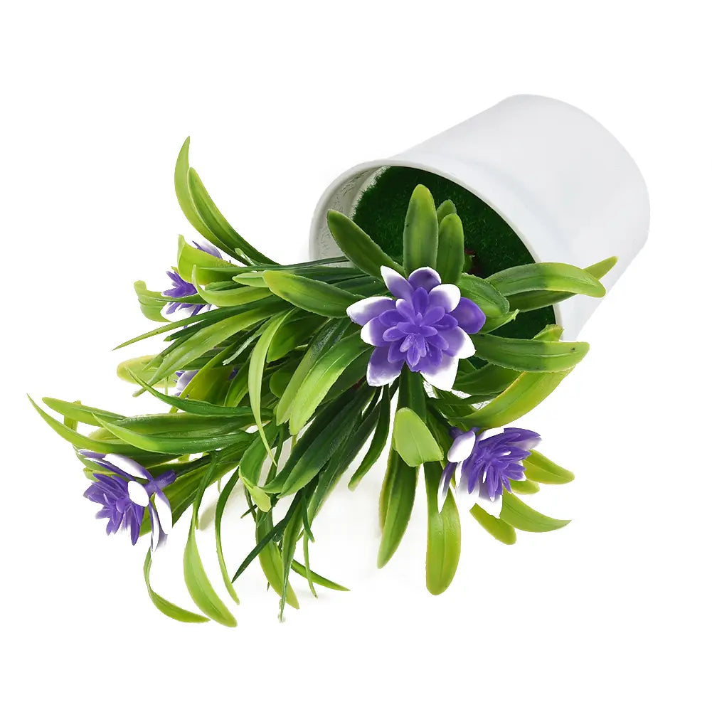 un petit pot de fleurs artificielles avec des feuilles vertes vibrantes et des fleurs violettes délicates, dans un pot en plastique blanc simple pour la décoration intérieure du domicile