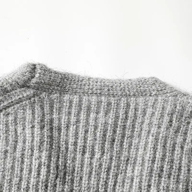 Herren-V-Ausschnitt-Strickcardigan aus weichem, meliertem grauem geripptem Strickstoff mit einer gemütlichen, strukturierten Gestaltung.