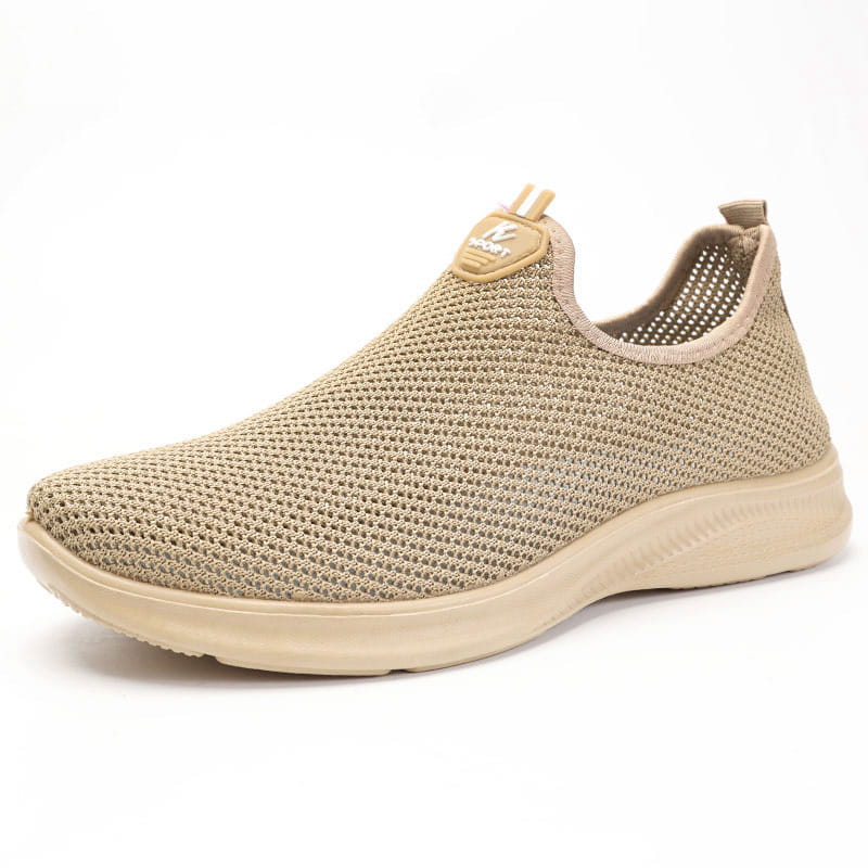 Baskets décontractées à enfiler pour hommes en mesh beige, avec conception respirante, semelle en caoutchouc souple et logo de marque sur le col.