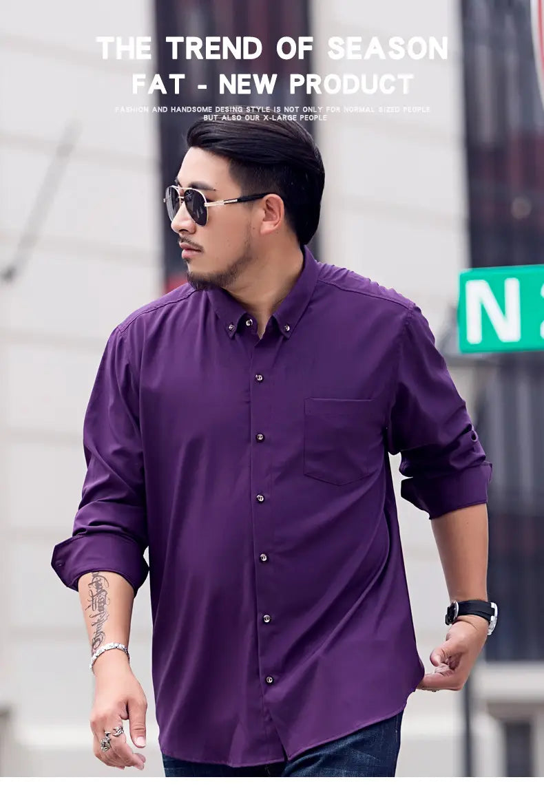 Chemise habillée pour hommes, grande taille, manches longues violette, avec col classique et poche poitrine, adaptée à une tenue de travail formelle.