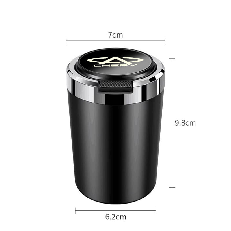 Cendrier de voiture cylindrique noir avec bordure et couvercle métalliques argentés, portant le logo Chery en blanc, conçu comme un gobelet de véhicule lumineux pour une utilisation dans les voitures.