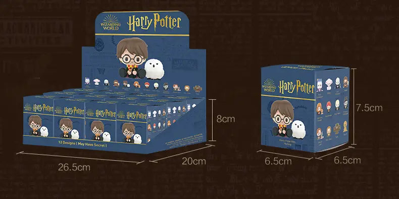 Colección de caja ciega Pop Mart con temática de Harry Potter en color azul, coleccionable, con una ilustración tipo caricatura de Harry y su búho en la parte frontal, para los aficionados del mundo mágico.