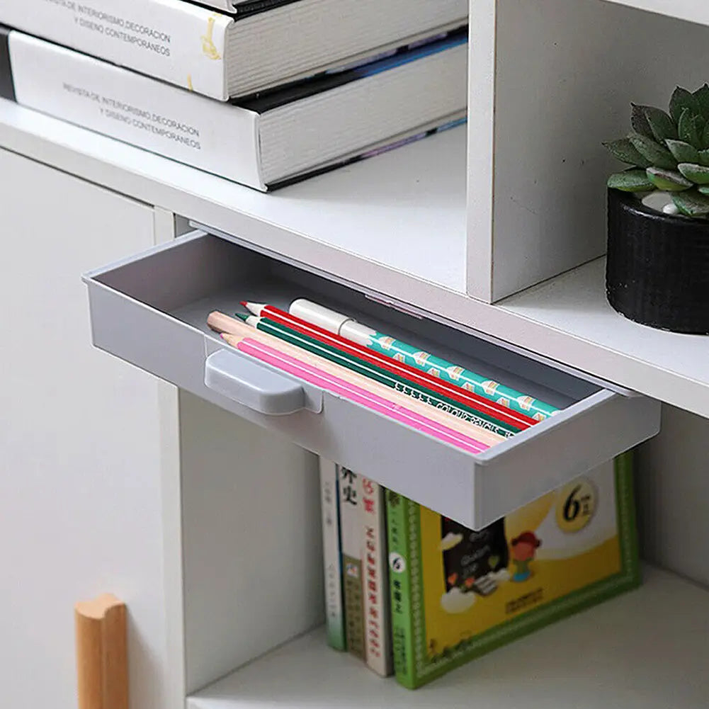 Organisateur de tiroir sous étagère en plastique gris, contenant des crayons et des marqueurs de couleurs, pour un rangement sous bureau.