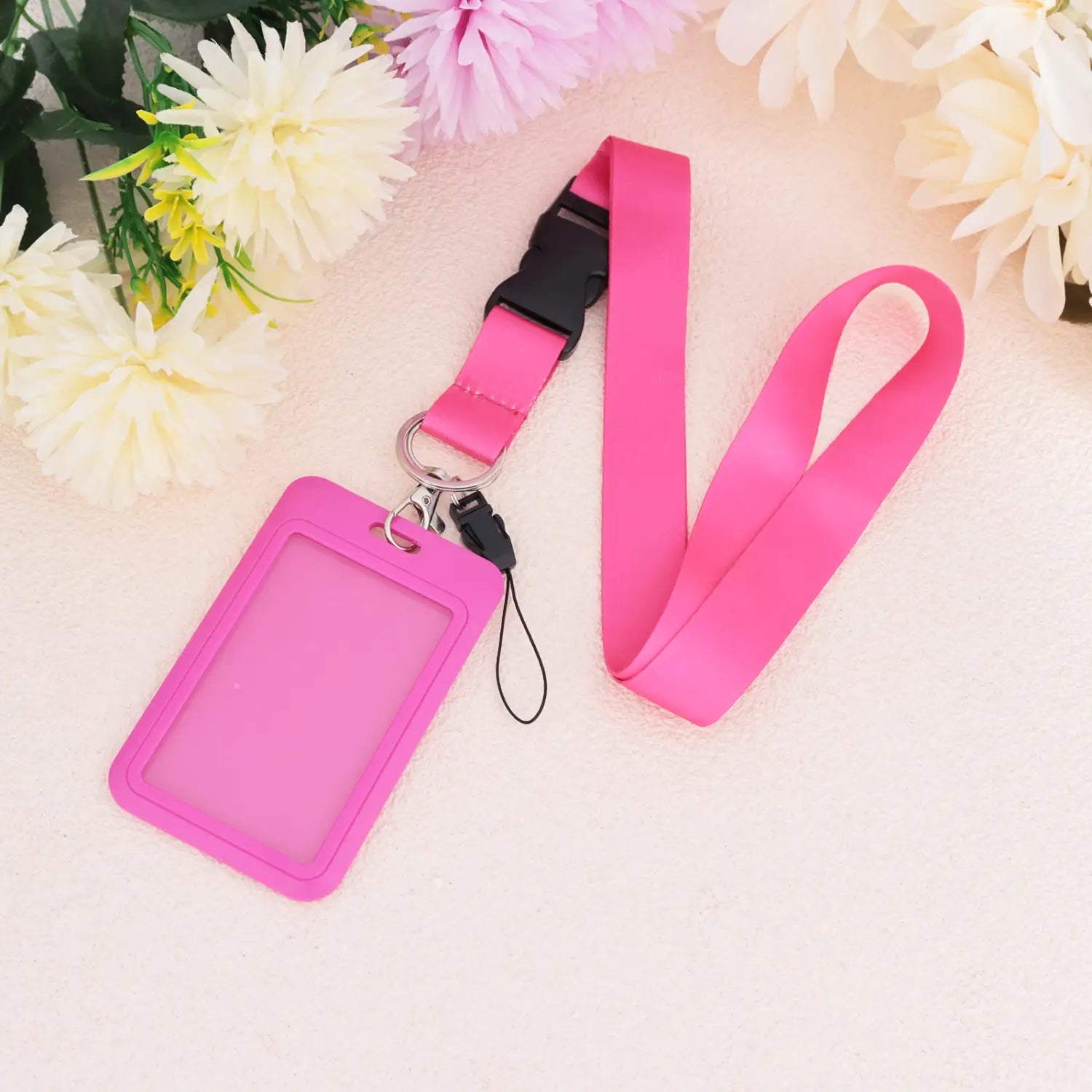 Rosa Silikon-Ausweishalter mit passendem einfarbigem Lanyard und schwarzer Kunststoffschnalle, mit einem Befestigungs-Anschluss in Metalloptik aus Zinklegierung im Produkt „einfarbiger Lanyard-Zinklegierungs-Ausweishalter“.