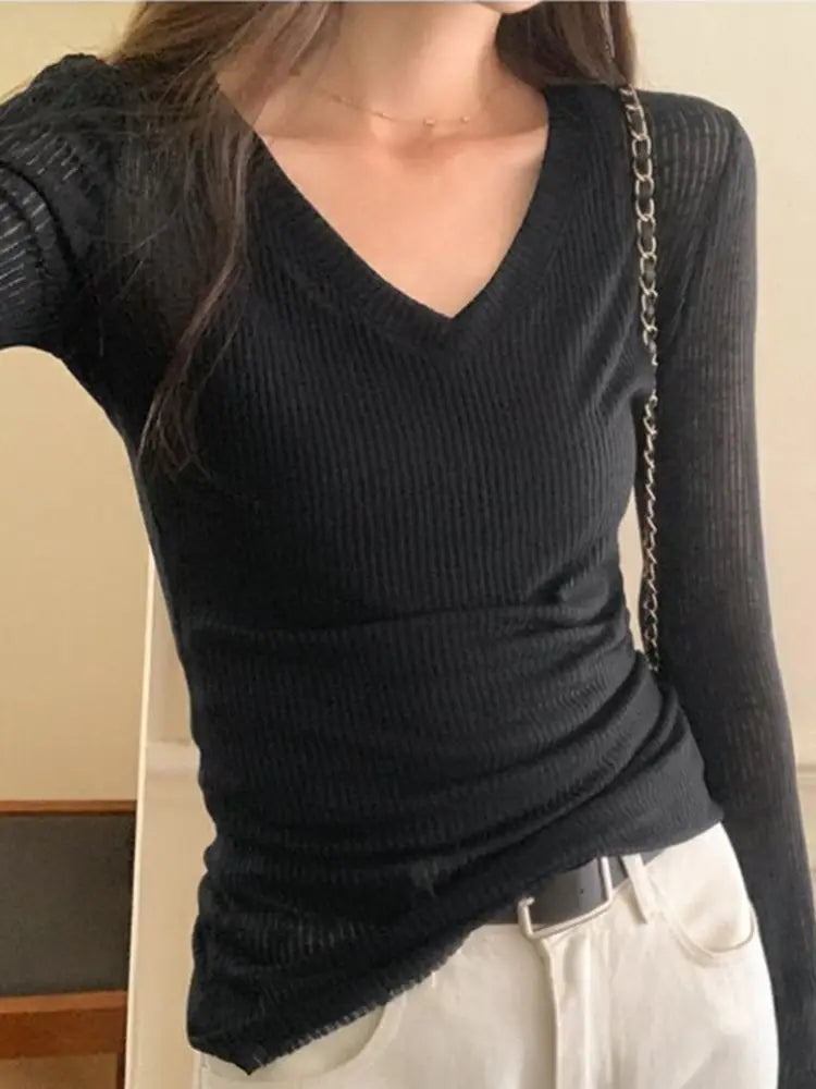 Schwarzer gerippter Strick-Longsleeve-V-Ausschnitt-Top mit drapiertem Frontdetail, geeignet für Casual Wear.