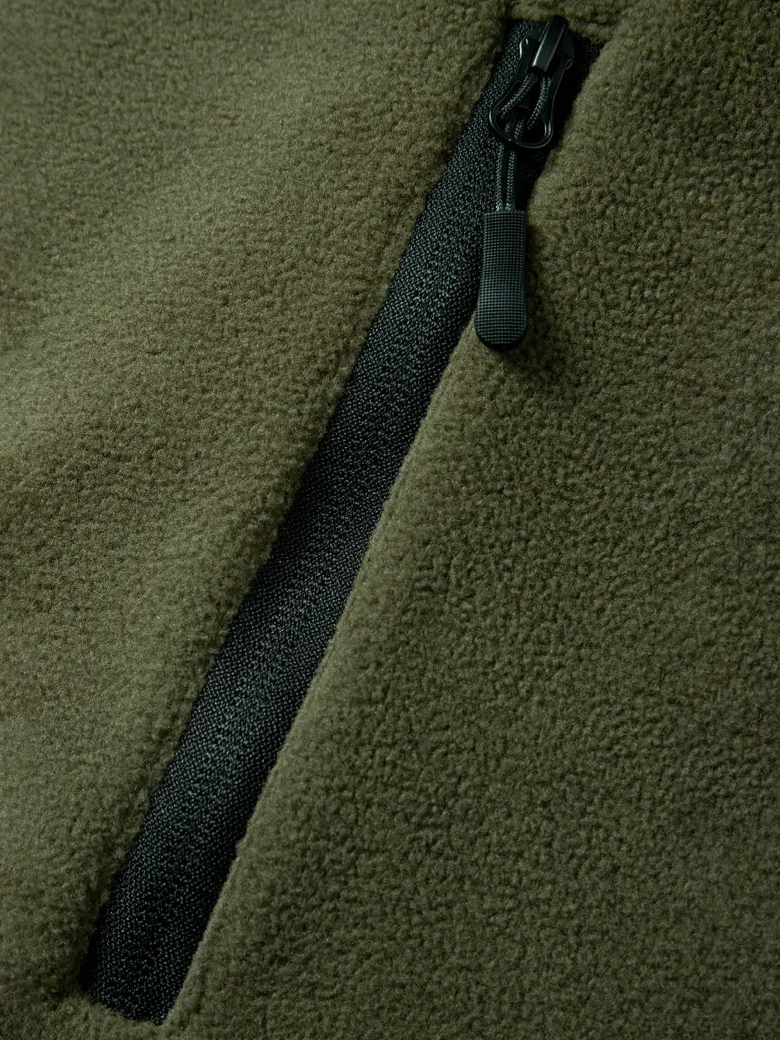Chaqueta polar táctica verde oliva para hombre, con abrigo con capucha de cremallera completa, que incluye cremallera negra y lengüeta texturizada.
