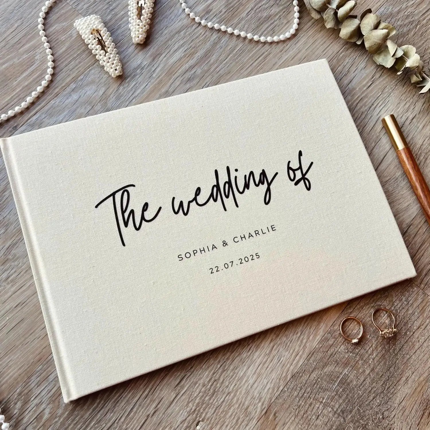 Album Polaroid de livre d’invités de mariage en lin beige texturé, personnalisé, avec une écriture cursive noire et une typographie minimaliste.