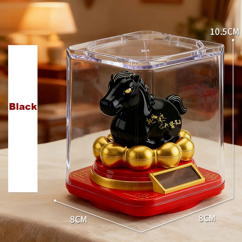 Schwarze Keramik-Figurinenpferd des chinesischen Tierkreises mit goldenen Akzenten und chinesischen Schriftzeichen, ausgestellt in einer transparenten Acrylvitrine auf einem roten Sockel als Sonnenglücksbringer-Zierponyschmuck.