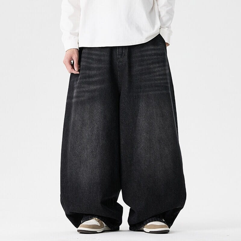 Des jeans en denim noir à jambes larges pour hommes en grandes tailles, présentant une coupe ample et décontractée dans un style japonais rétro.